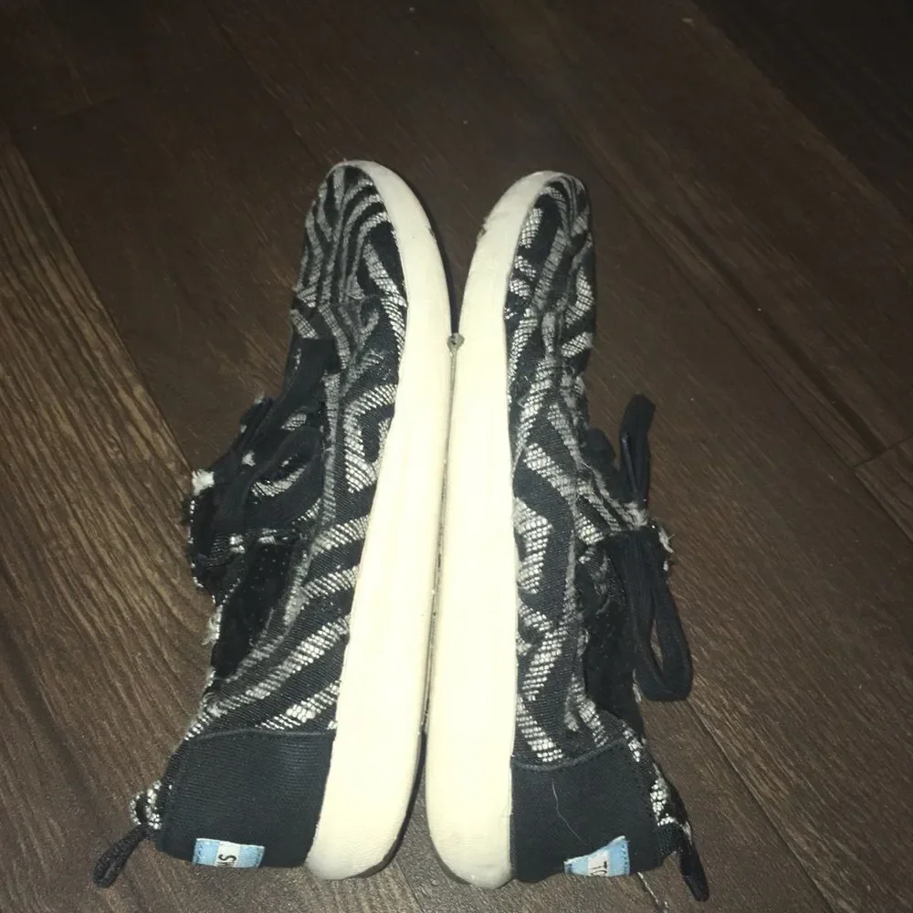 Tom’s 7.5 black and white abstract striped tennis shoes/sneakers